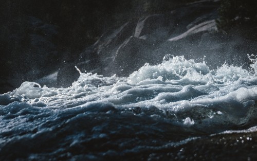 Rough_Seas_-_MacBook_Pro_Wallpaper.jpg